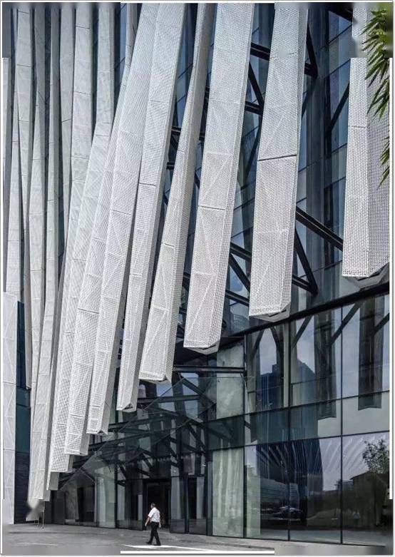 用編織打造金屬的輕盈,很美